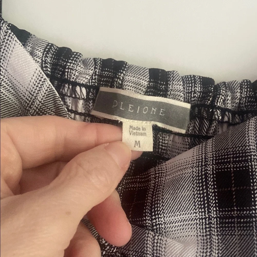 PLEIONE Black and White Peplum Blouse
Size Medium - Picture 4 of 8